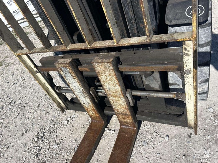 yale-glp070vxe-6,500lb-propane-forklift-image-19