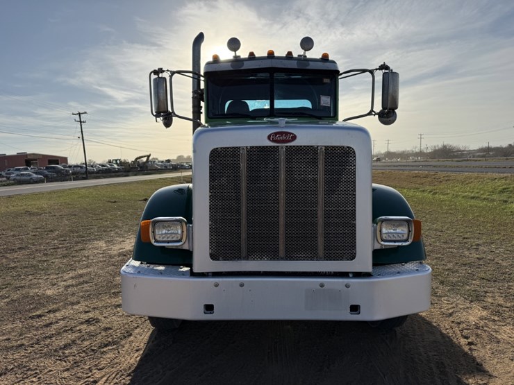 2021-peterbilt-367-image-2