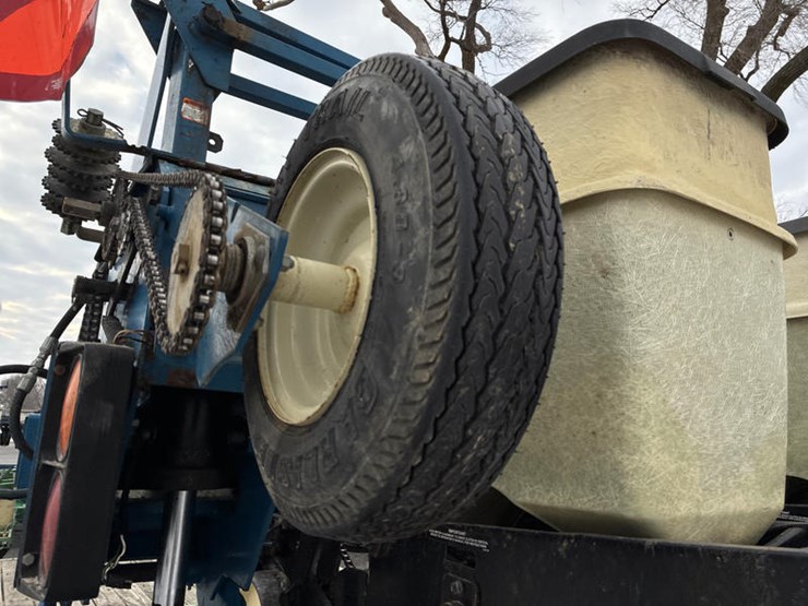 1997-kinze-2600-image-48