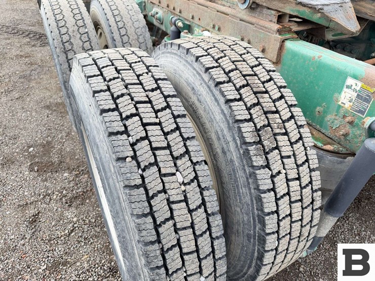 2009-peterbilt-384-image-24