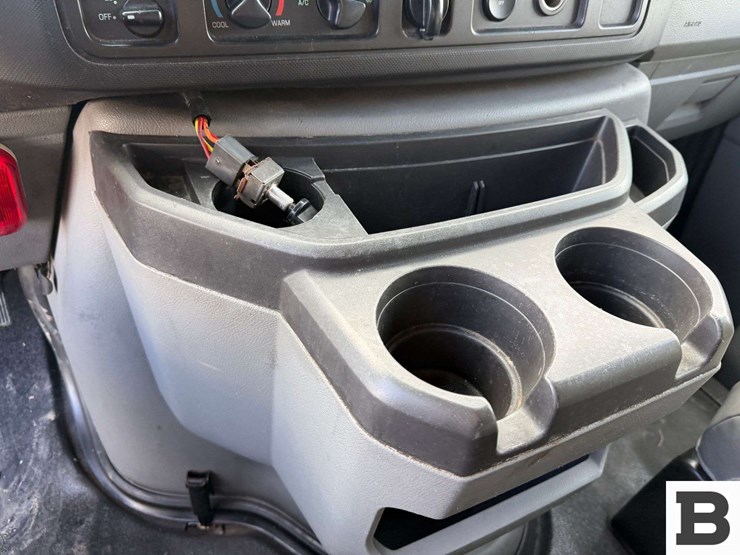 2014-ford-cargo-image-32