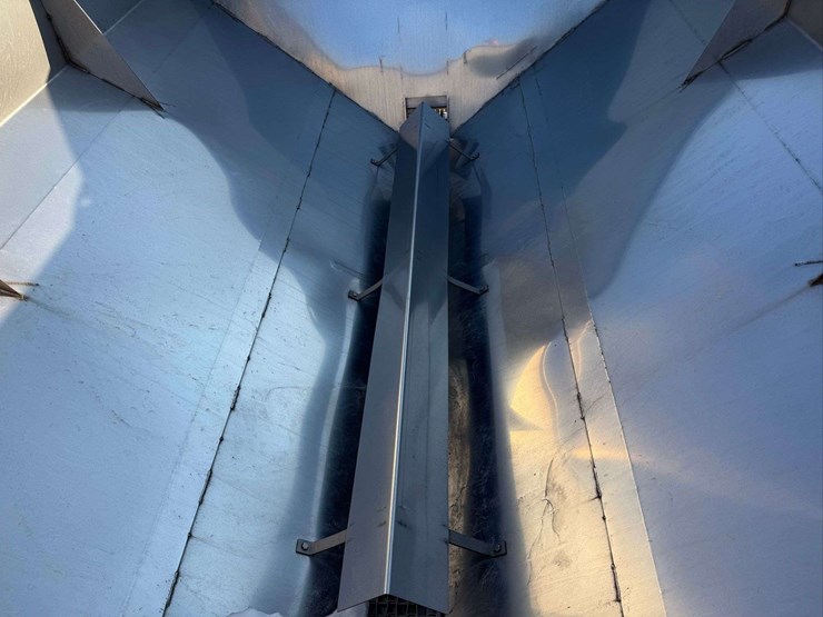 nc-8000.-pull-type-fertilizer-spreader.-8-ton-image-7