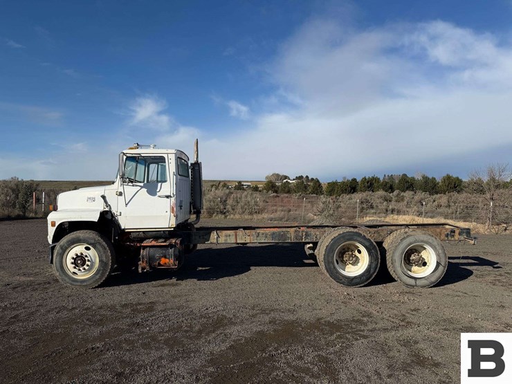 1985-ford-8000-image-2