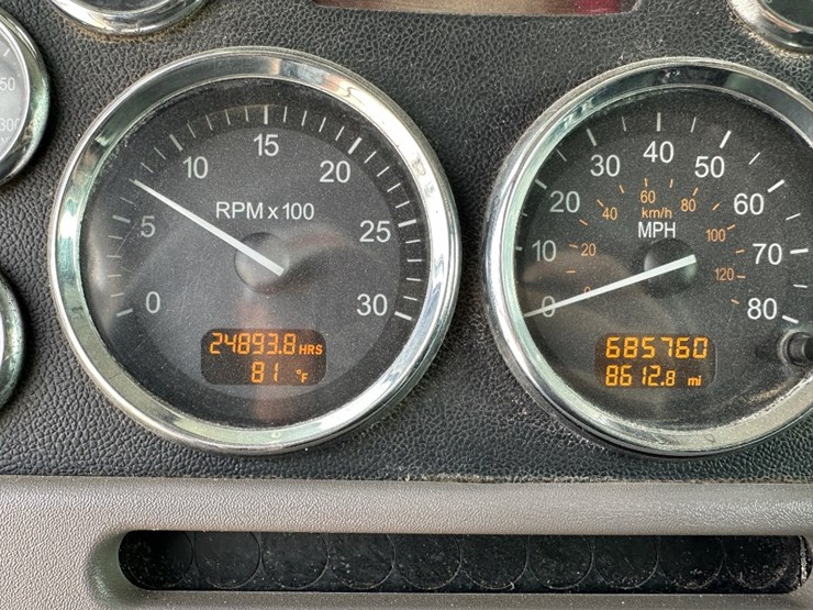 2013-peterbilt-367-image-16