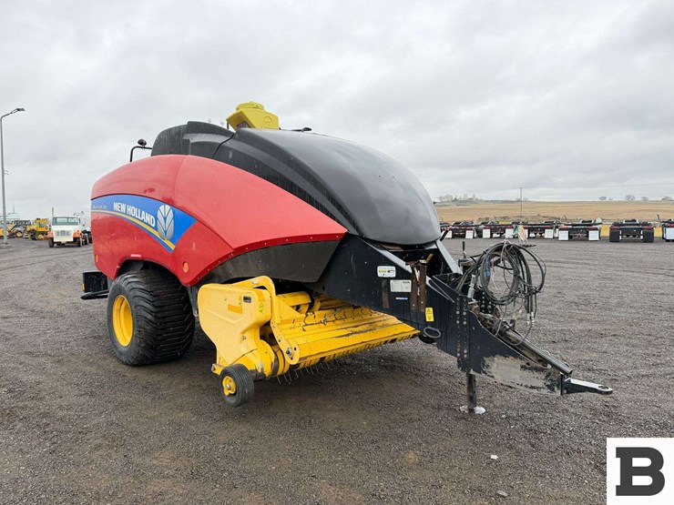 new-holland-340-image-7