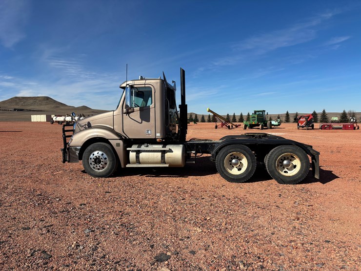 2009-freightliner-columbia-120-image-11