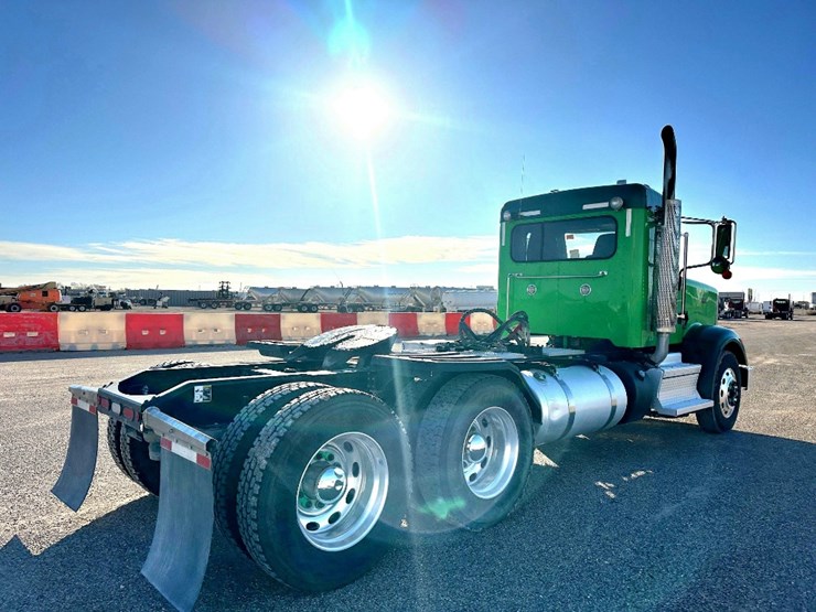 2023-peterbilt-367-image-4