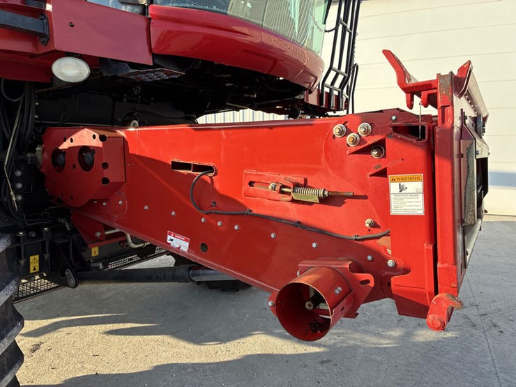 2010-case-ih-8120-image-32