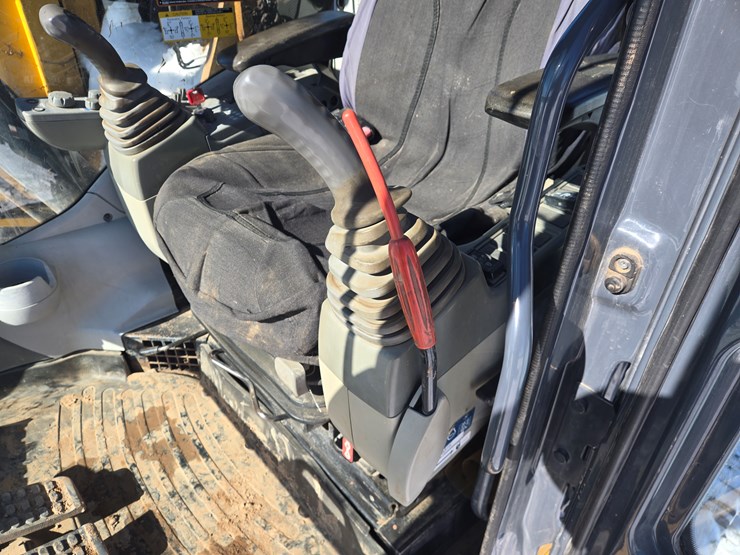 2016-deere-245g-lc-image-59