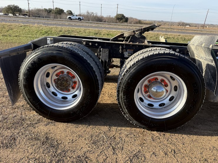 2021-peterbilt-367-image-19