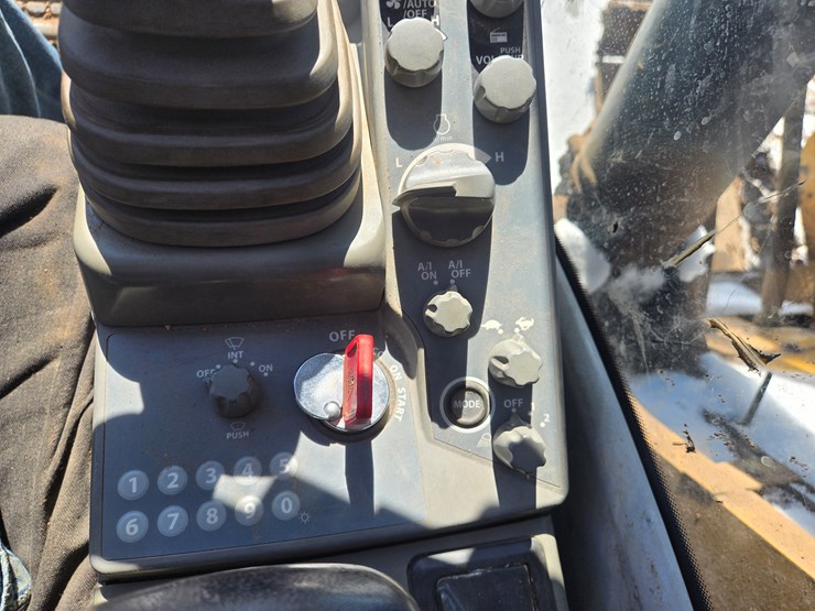 2016-deere-245g-lc-image-65