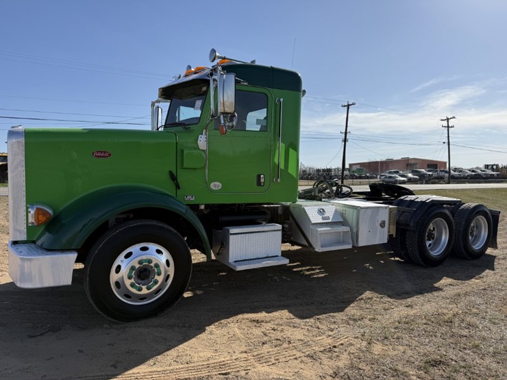 2021-peterbilt-367-image-1