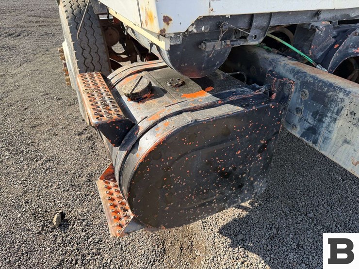 1985-ford-8000-image-14