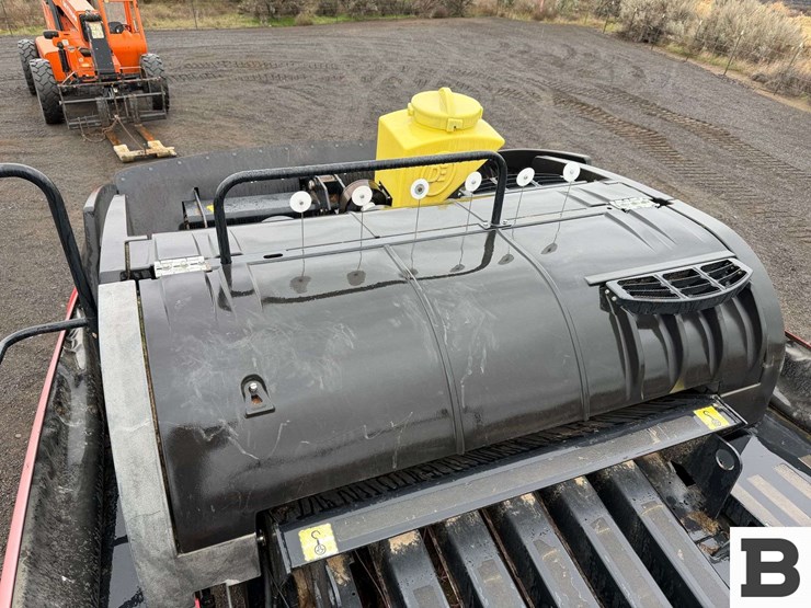 new-holland-340-image-52