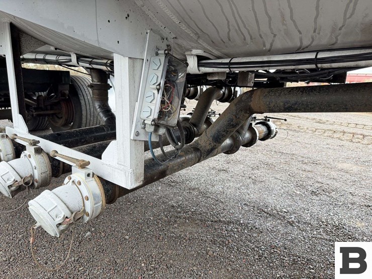 1993-beall-7400-gallon-3-compartment-pull-trailer-image-24