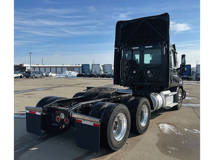 2022-freightliner-cascadia-116-image-3