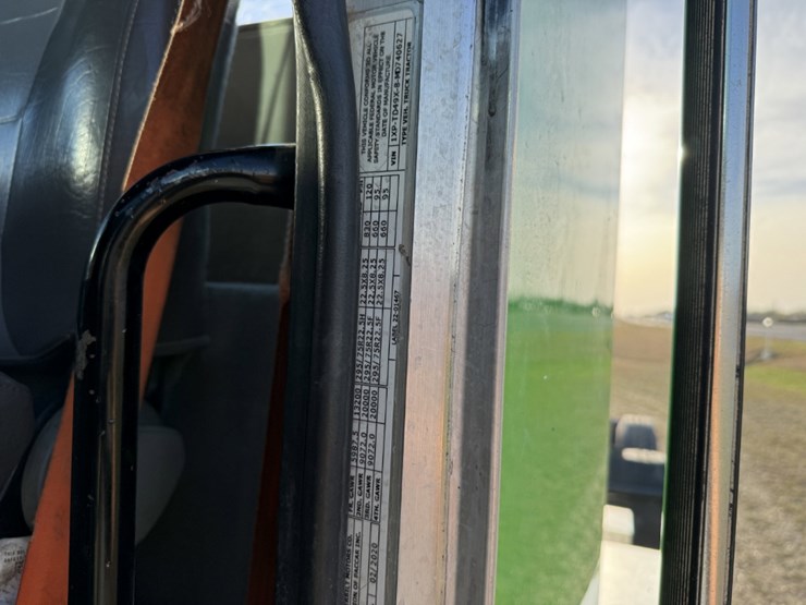 2021-peterbilt-367-image-21