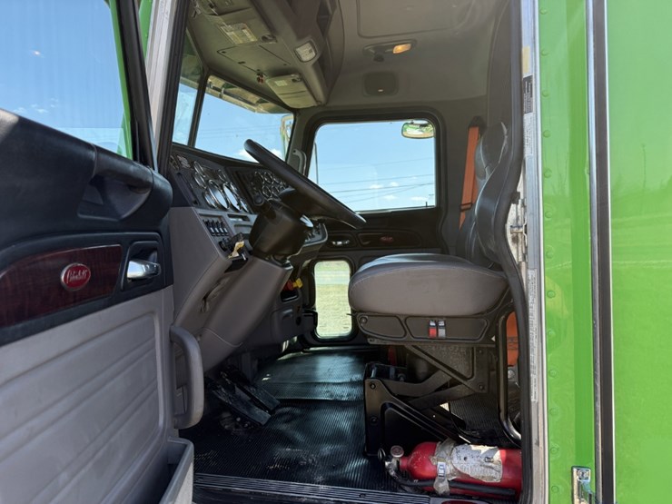 2021-peterbilt-367-image-11