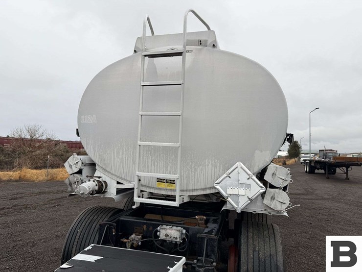 1993-beall-7400-gallon-3-compartment-pull-trailer-image-11