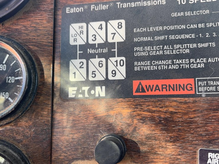 1993-peterbilt-377-image-23