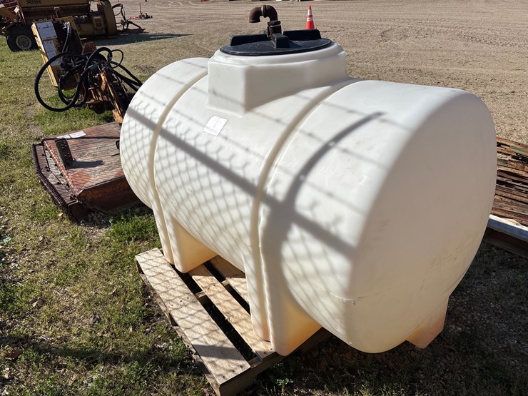 #1016-•-300-gallon-water-tank-image-2