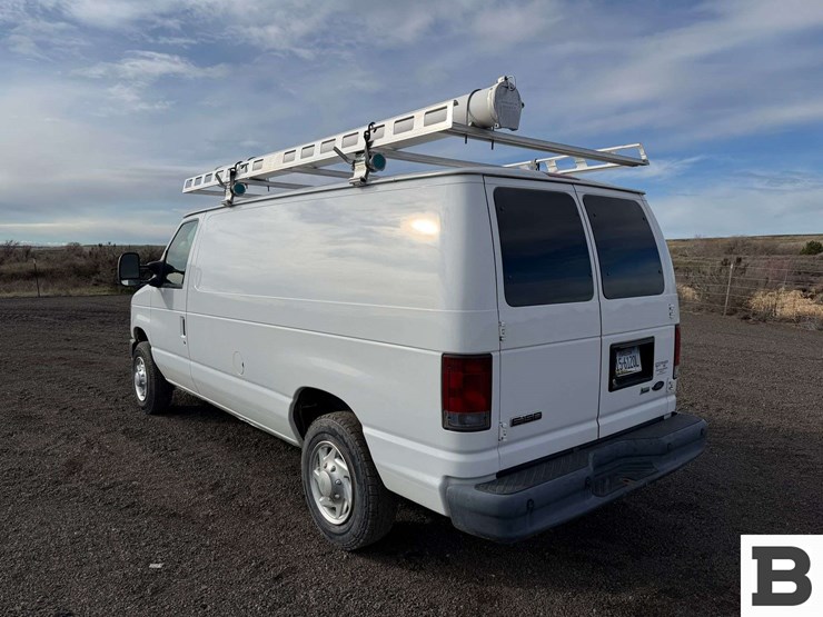 2010-ford-cargo-image-3