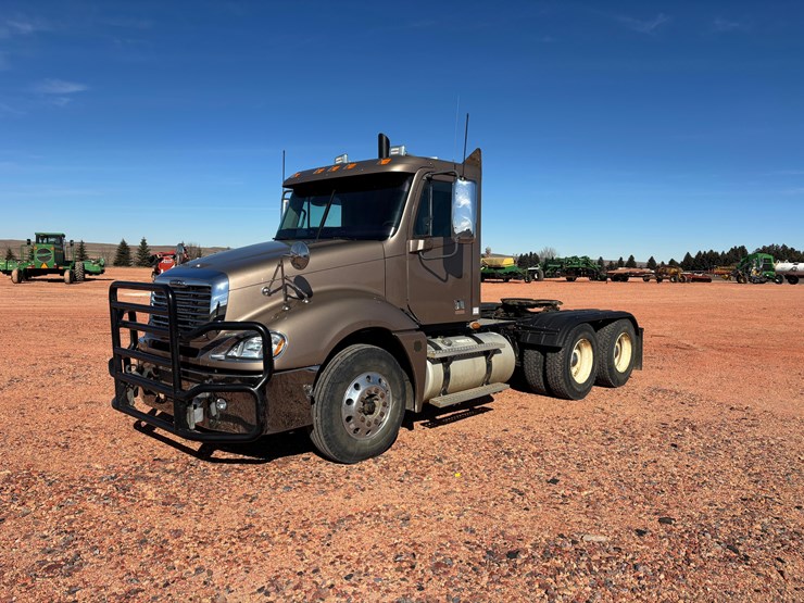 2009-freightliner-columbia-120-image-1