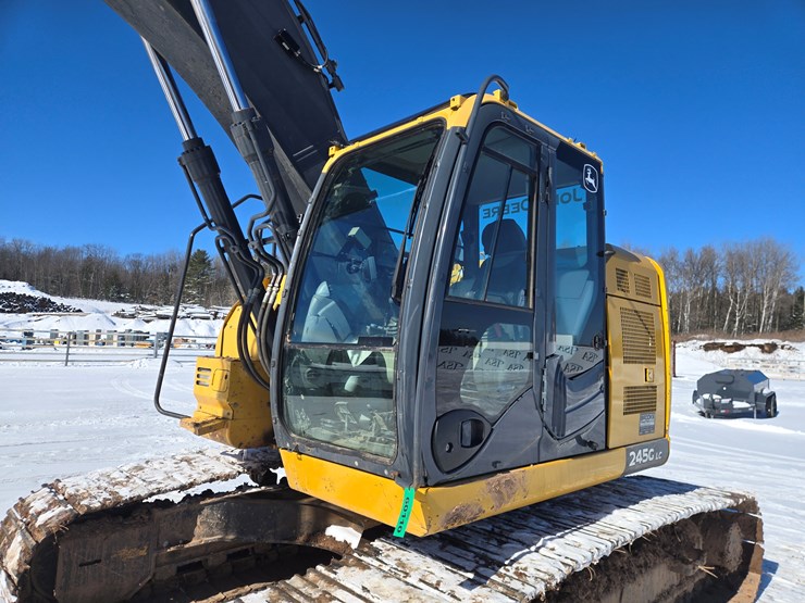 2016-deere-245g-lc-image-39