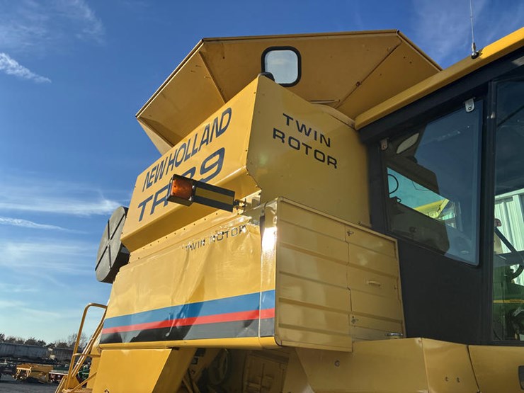 new-holland-tr89-image-12