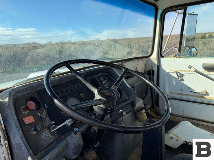 1985-ford-8000-image-57