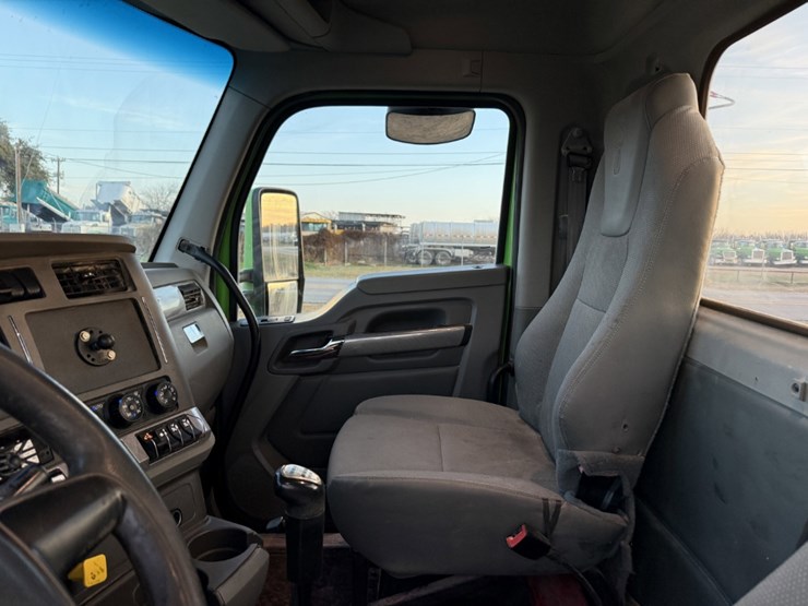 2019-kenworth-t880-image-11