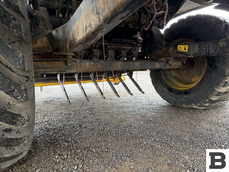 new-holland-340-image-35