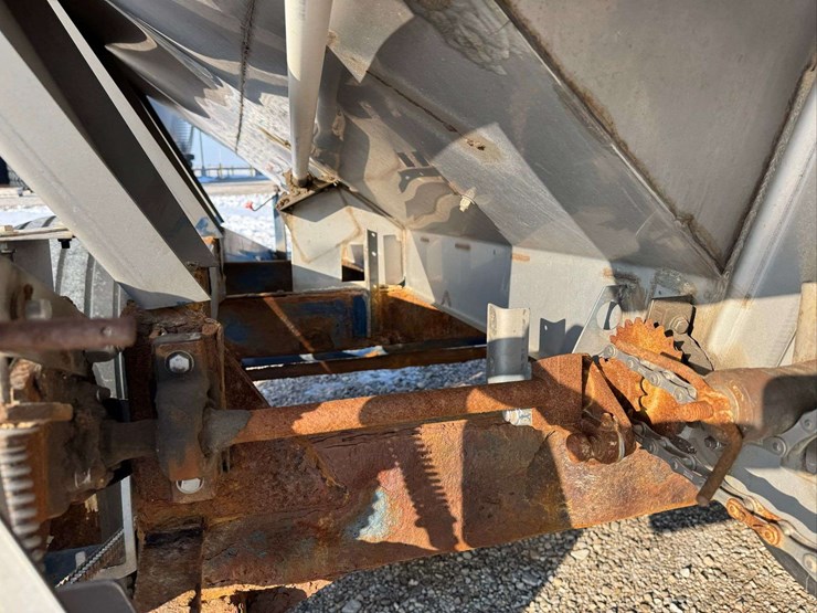 nc-8000.-pull-type-fertilizer-spreader.-8-ton-image-14