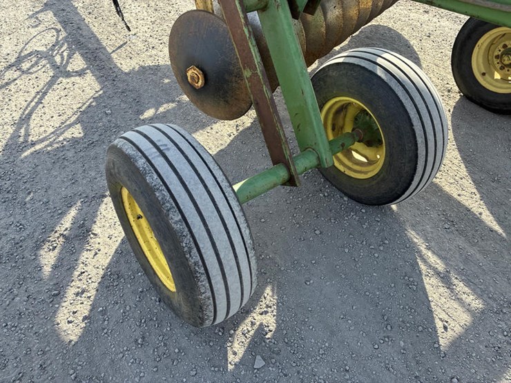 john-deere-220-image-16