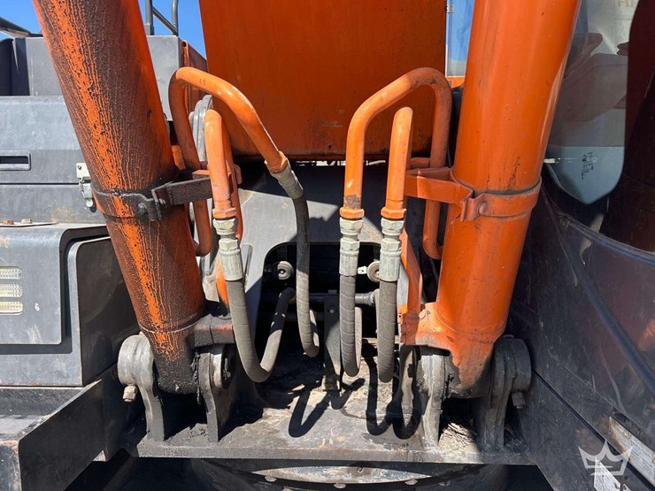 2015-hitachi-zx210-lc-image-24