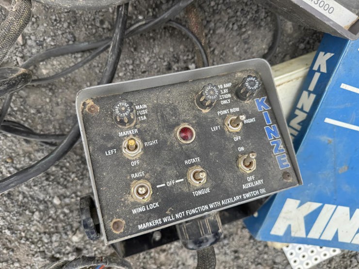 1997-kinze-2600-image-77