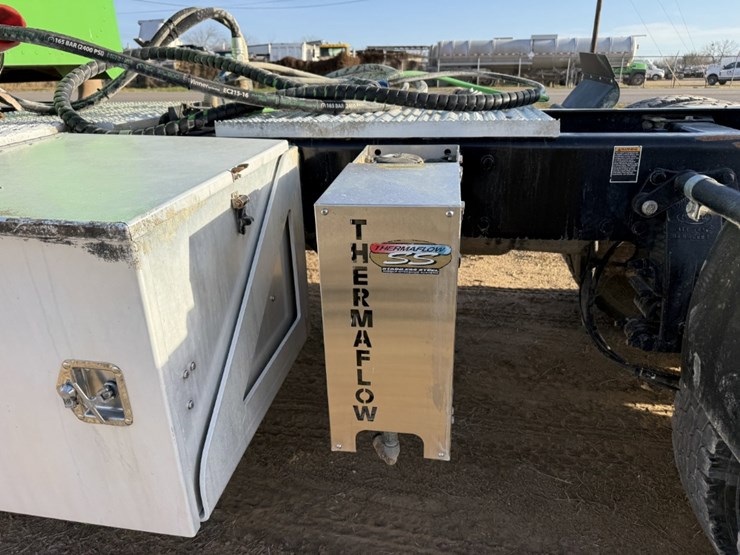 2021-peterbilt-367-image-12