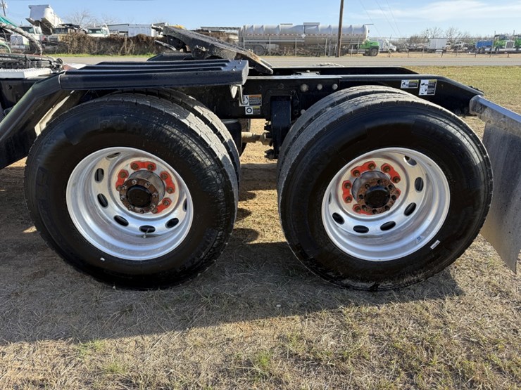 2021-peterbilt-367-image-11