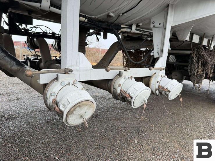 1993-beall-7400-gallon-3-compartment-pull-trailer-image-22