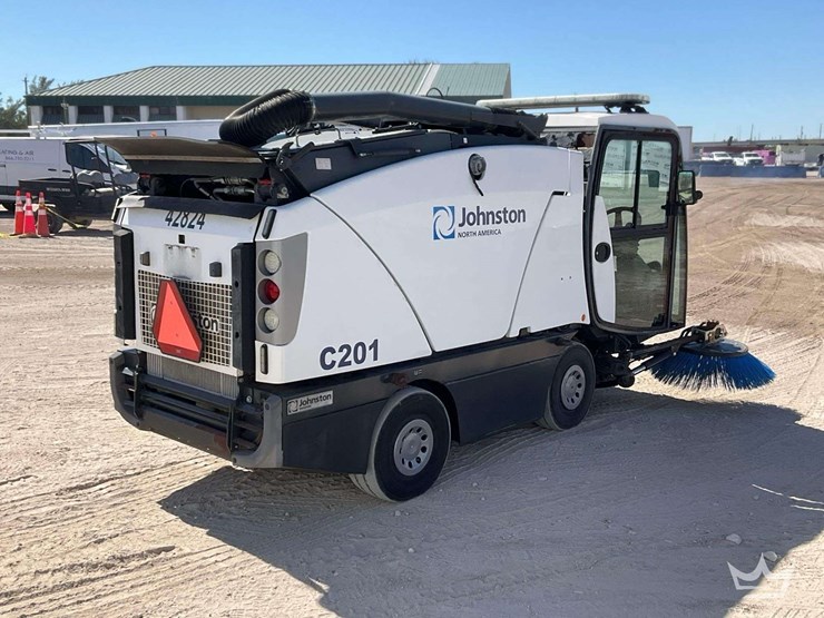 2018-johnston-c201-compact-street-sweeper-image-3