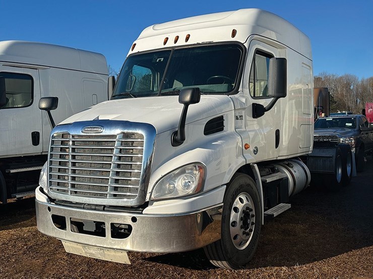 2020-freightliner-cascadia-113-image-1