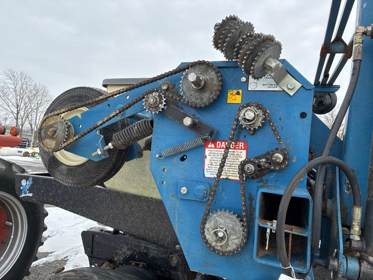 1997-kinze-2600-image-8