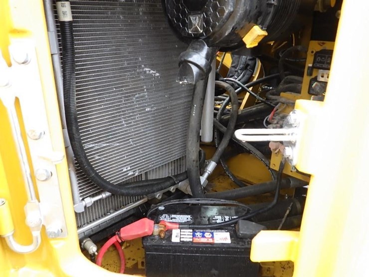 caterpillar-307.5-image-12