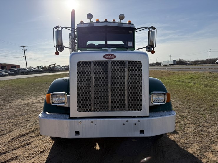 2021-peterbilt-367-image-2