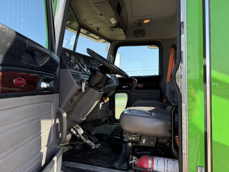 2021-peterbilt-367-image-11