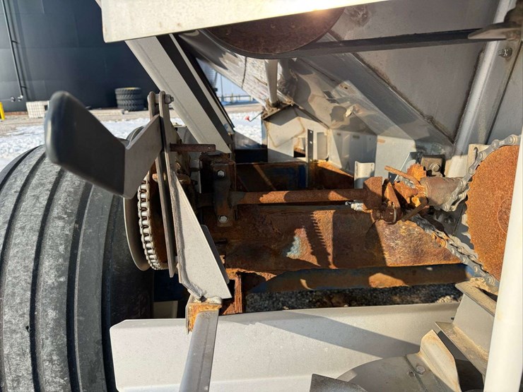 nc-8000.-pull-type-fertilizer-spreader.-8-ton-image-11