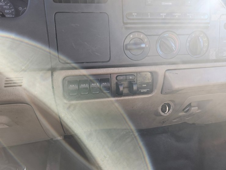 2005-ford-f550-image-29