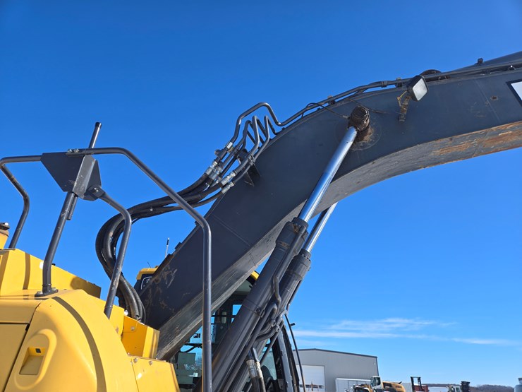 2016-deere-245g-lc-image-28