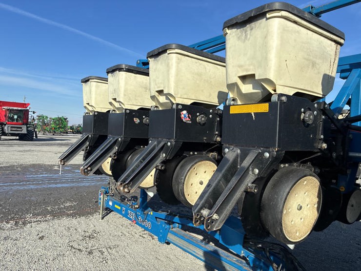 2010-kinze-3600-image-85