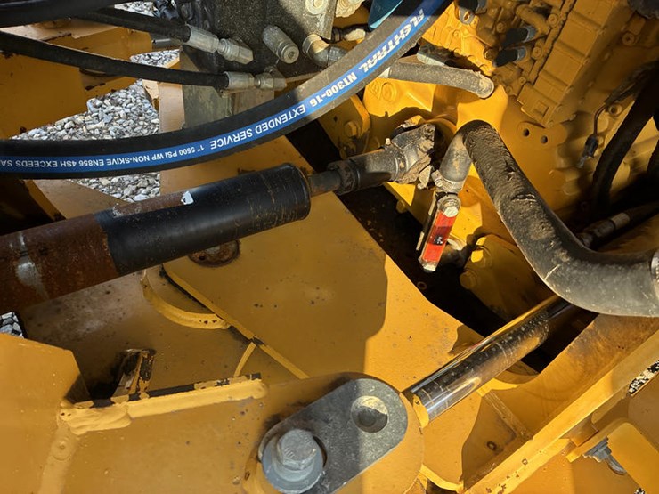 2011-deere-544k-image-26